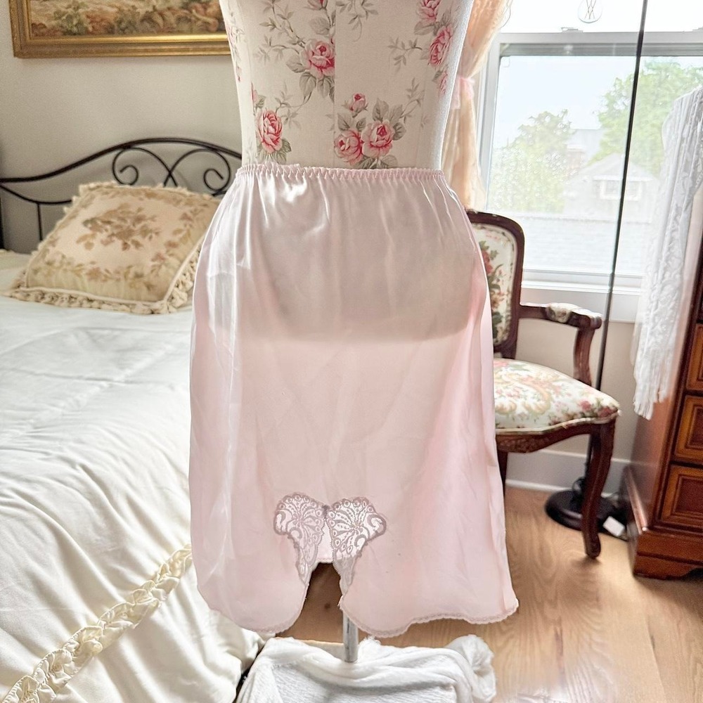 80s‎ fits like small to medium pale pink satin skirt